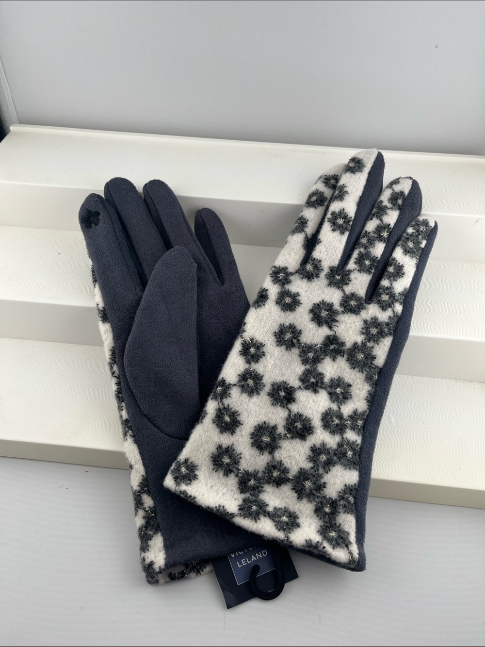 Victoria Leland Gray and Cream Floral Fleece Gloves